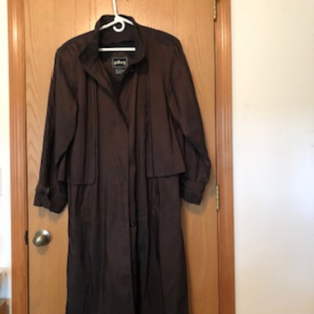 Classic Vintage 1990s Luxury Raincoat Shiny Brown Capelet Lining High Collar 12